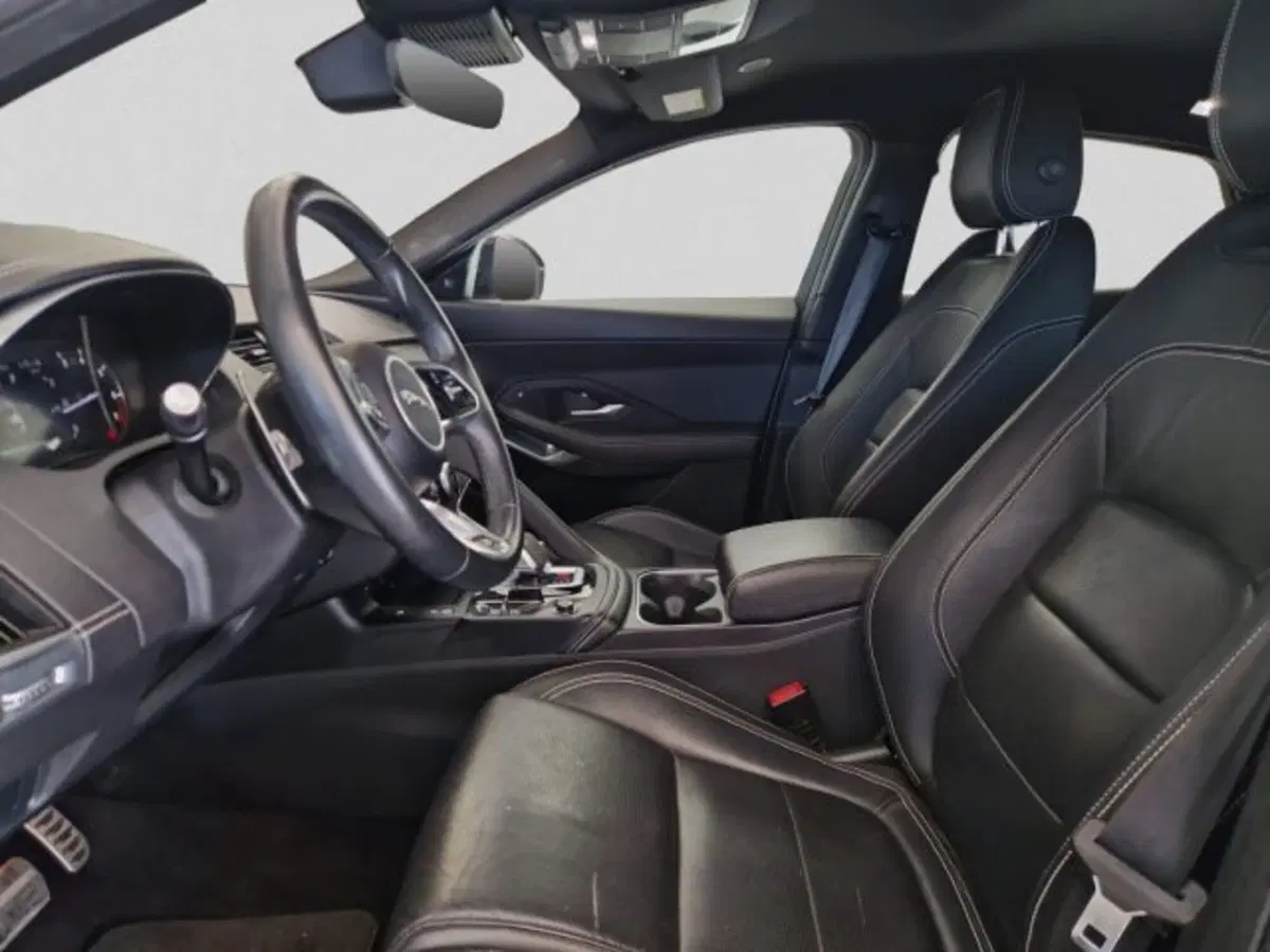 Jaguar E-Pace usata a Livorno (14)