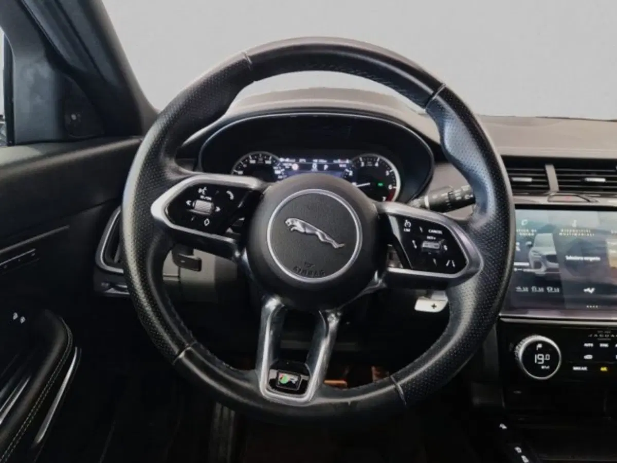 Jaguar E-Pace usata a Livorno (16)