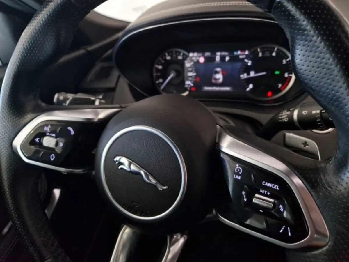 Jaguar E-Pace usata a Livorno (17)