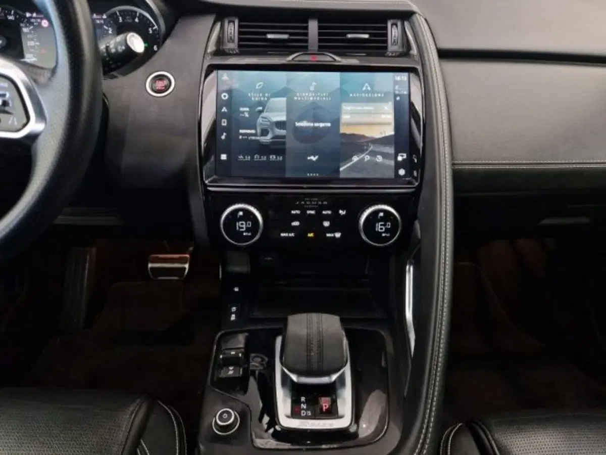 Jaguar E-Pace usata a Livorno (19)