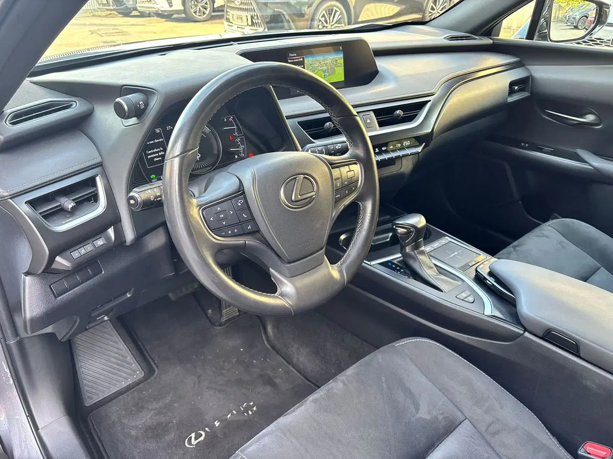 Lexus UX usata a Modena (11)