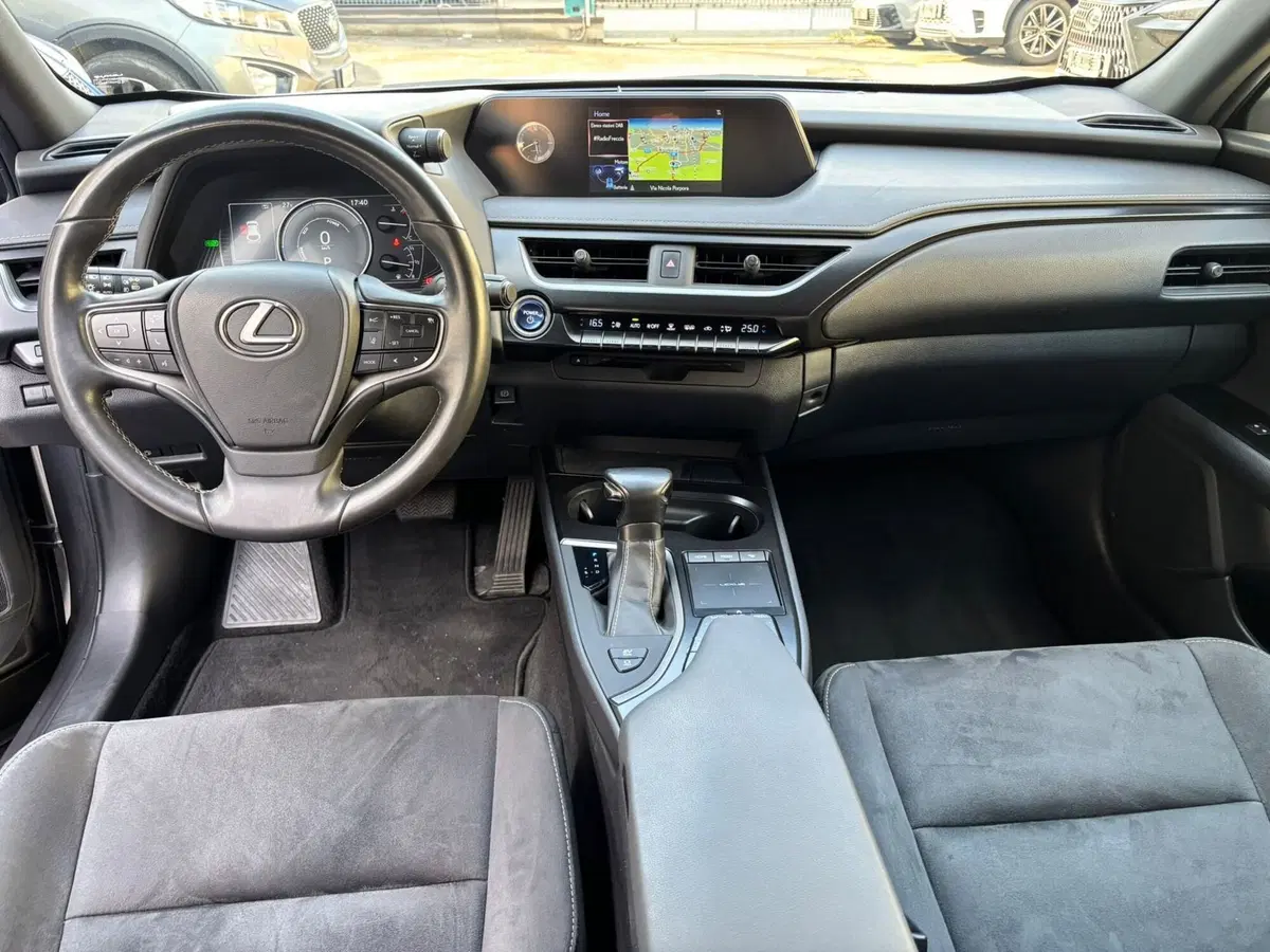 Lexus UX usata a Modena (12)