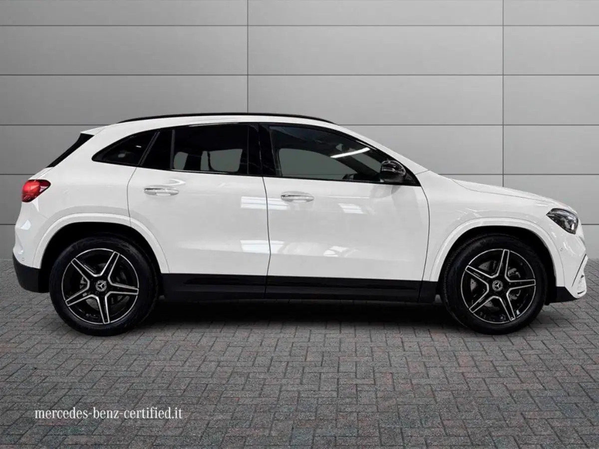 Mercedes-Benz GLA SUV nuova a Macerata (5)