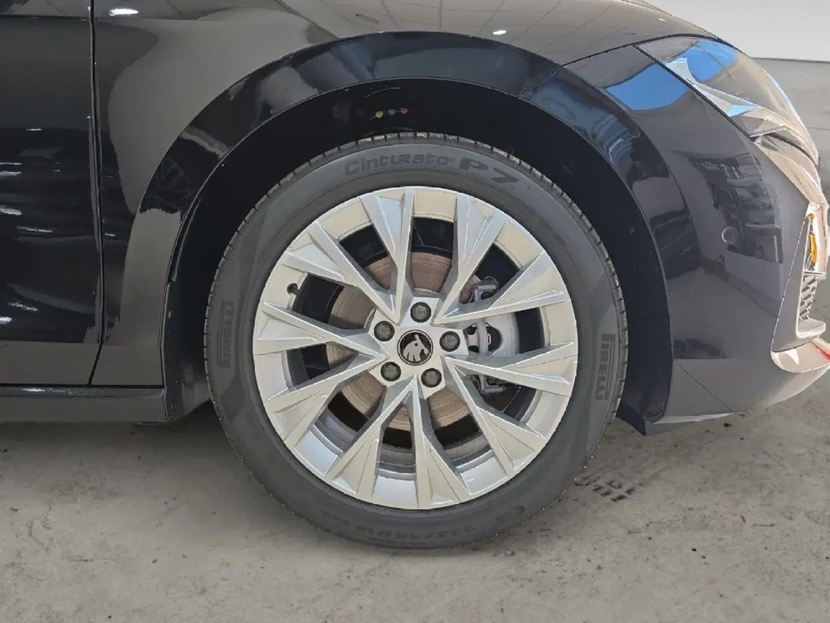Skoda Superb nuova a Siena (9)