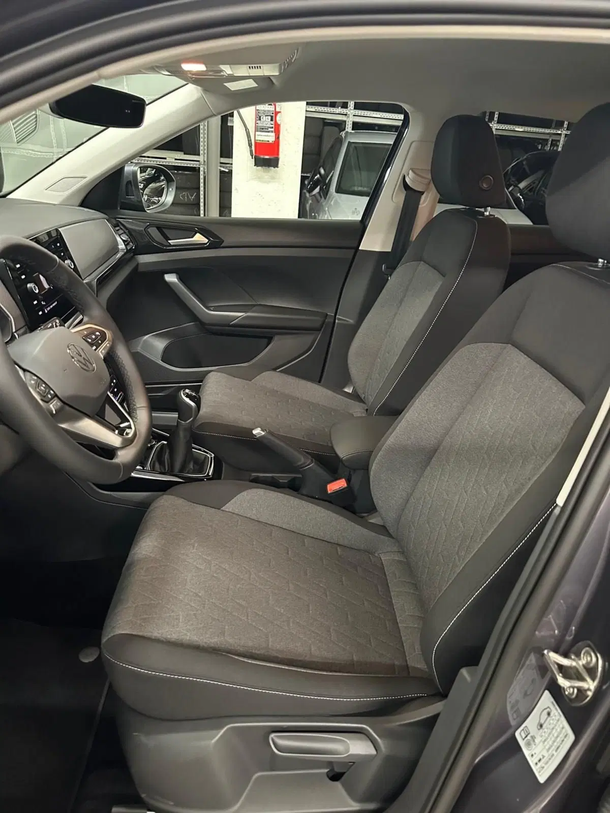 Volkswagen T-Cross nuova a Lecco (8)