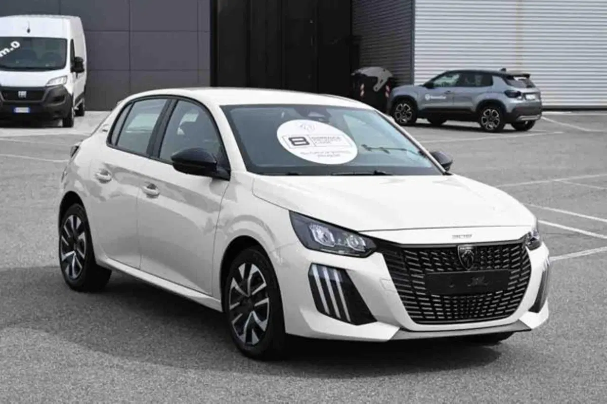 Peugeot 208 nuova a Torino (2)