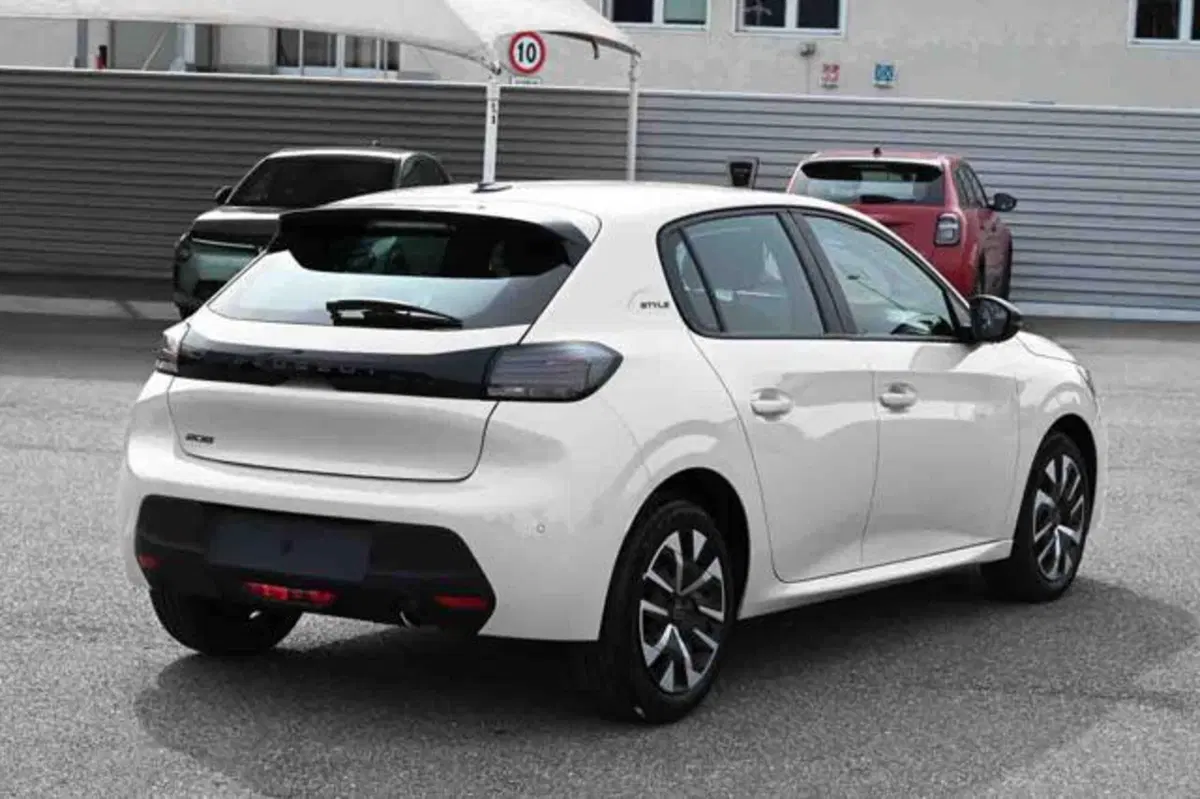 Peugeot 208 nuova a Torino (3)