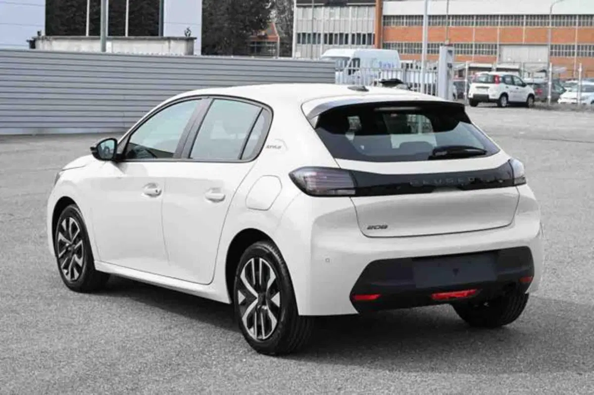 Peugeot 208 nuova a Torino (4)
