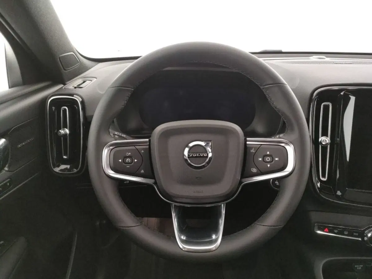 Volvo XC40 nuova a Como (9)