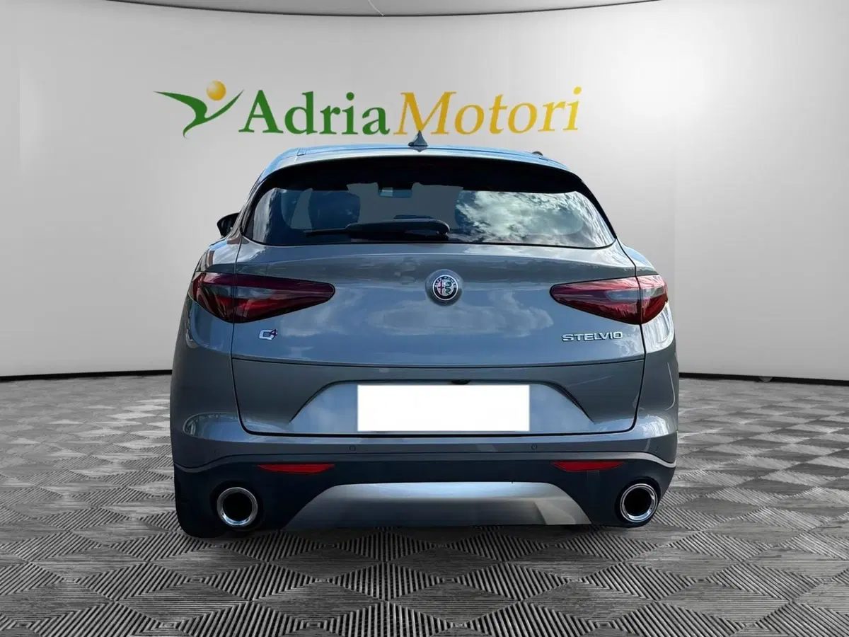 Alfa Romeo Stelvio usata a Udine (4)
