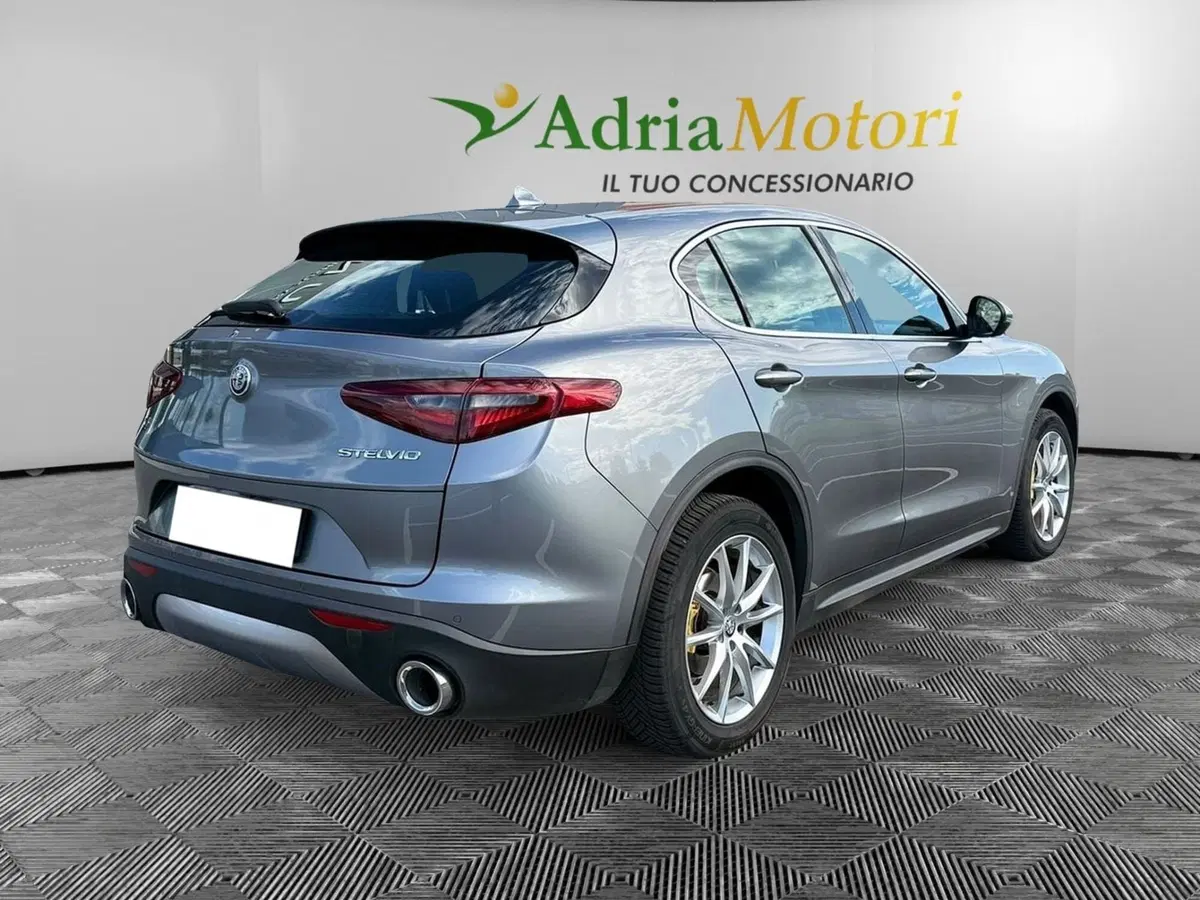Alfa Romeo Stelvio usata a Udine (5)
