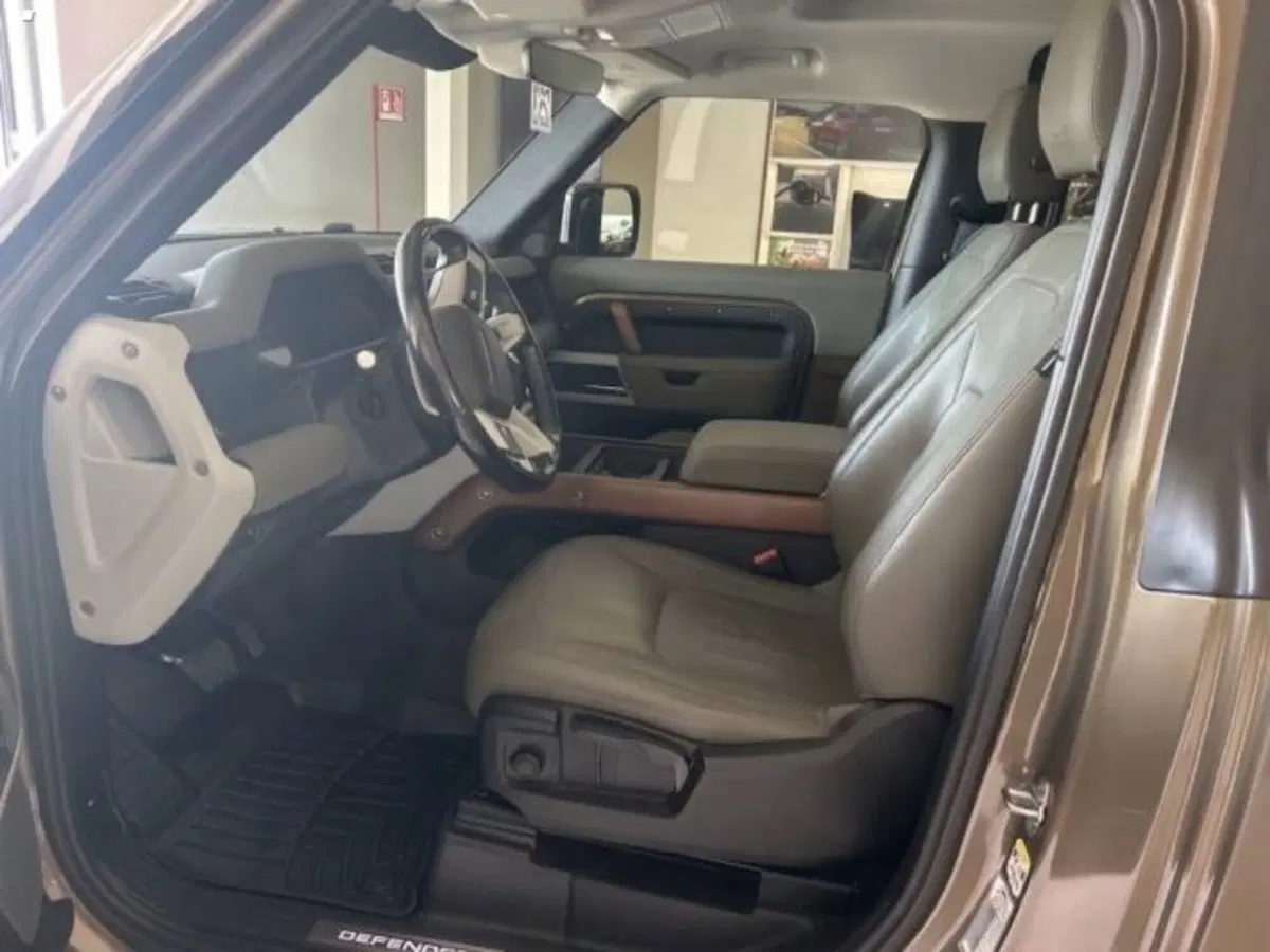 Land Rover Defender nuova a Lucca (7)