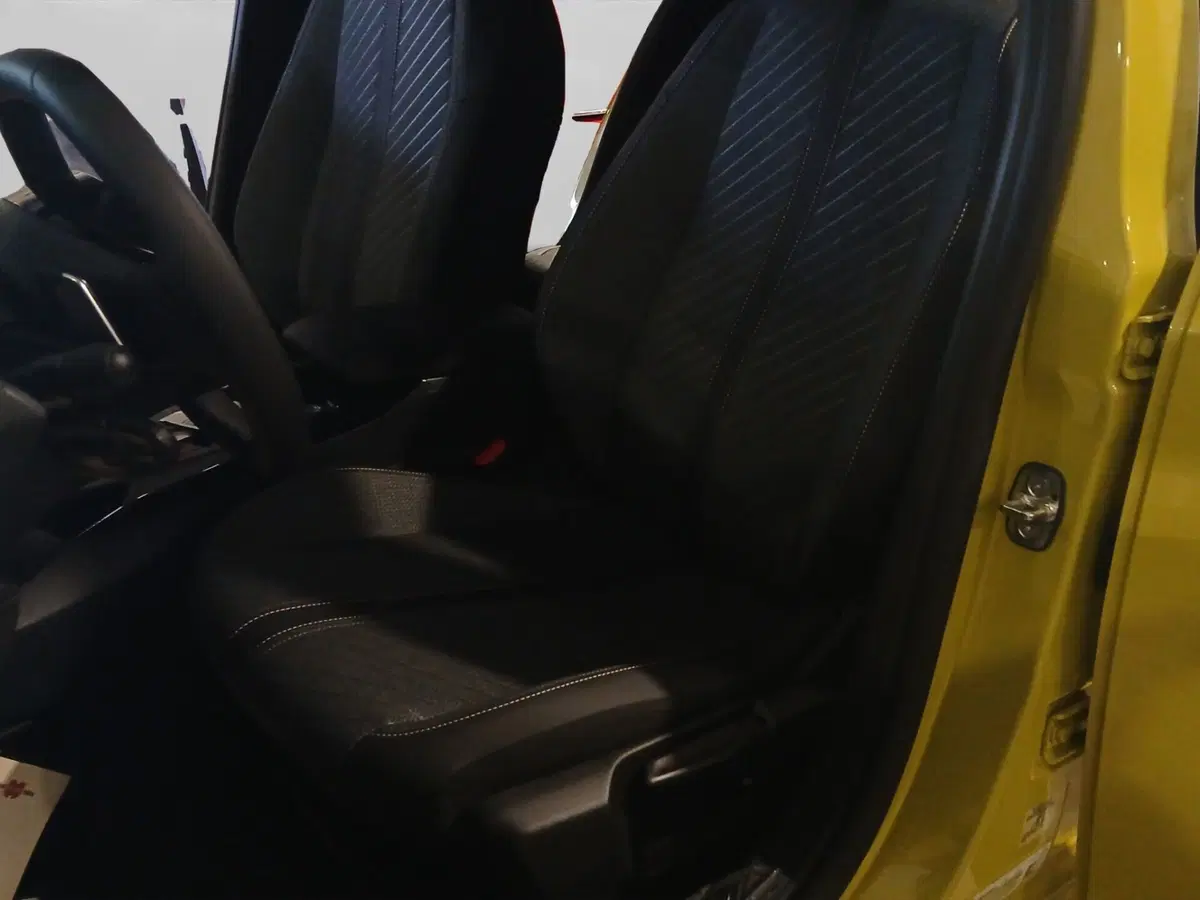 Peugeot 208 nuova a Genova (9)