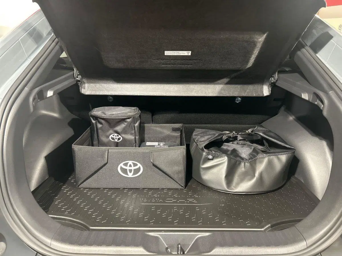 Toyota Toyota C-HR nuova a Lecco (11)