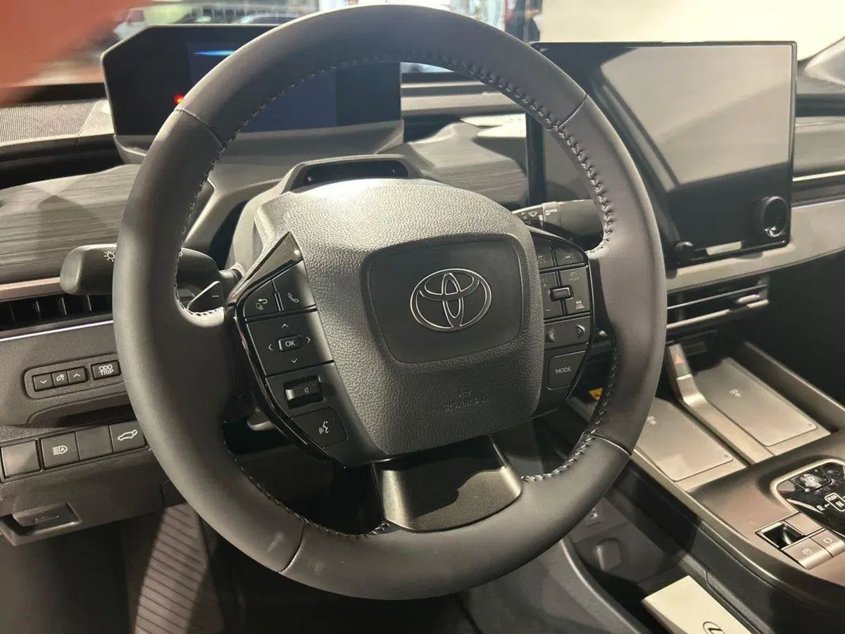 Toyota Toyota C-HR nuova a Lecco (13)