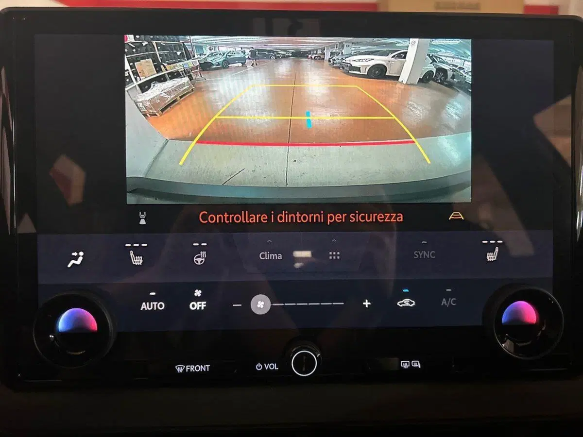 Toyota Toyota C-HR nuova a Lecco (14)