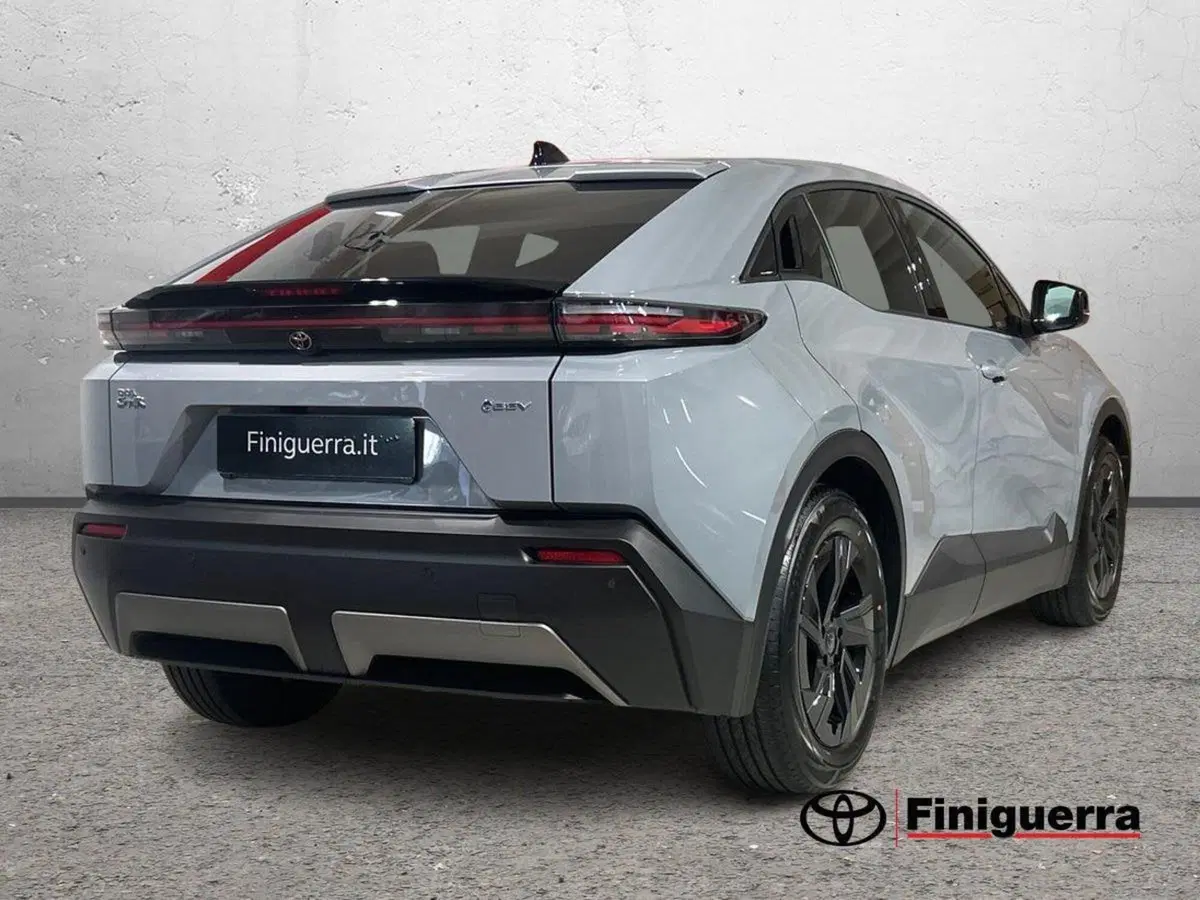 Toyota Toyota C-HR nuova a Lecco (4)