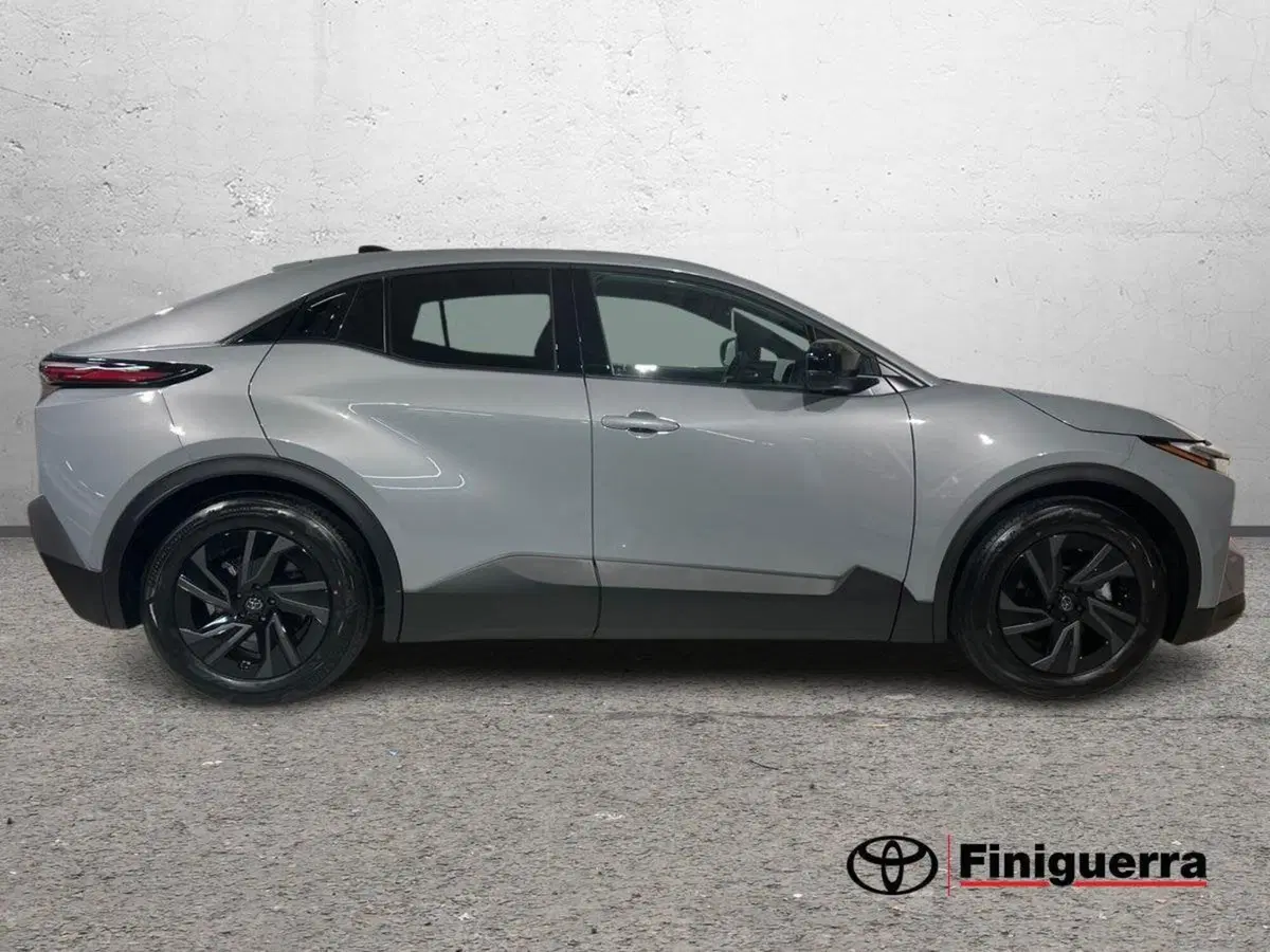 Toyota Toyota C-HR nuova a Lecco (5)