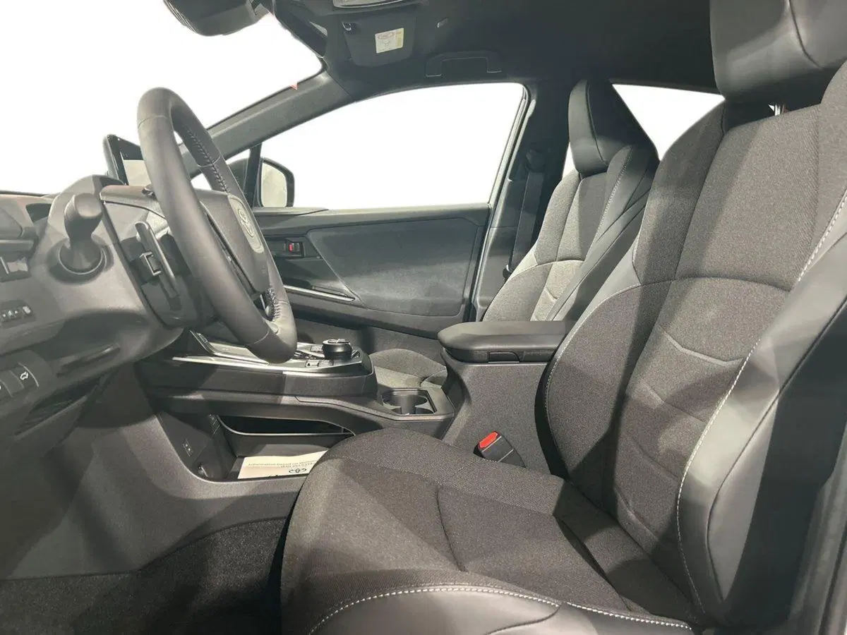 Toyota Toyota C-HR nuova a Lecco (9)