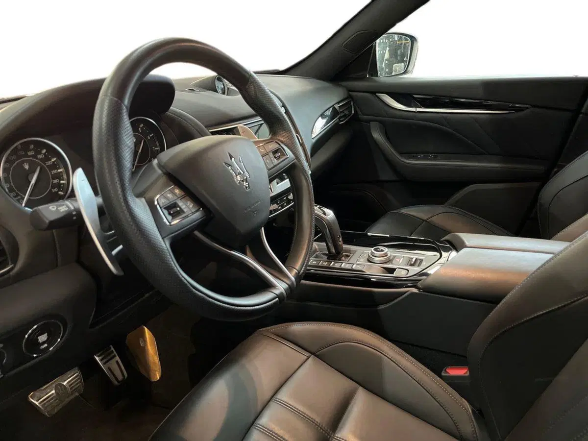 Maserati Levante usata a Bari (7)