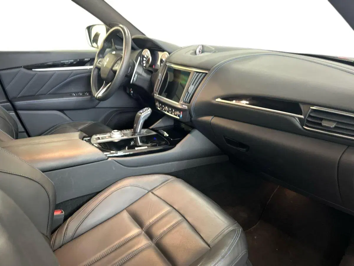 Maserati Levante usata a Bari (9)