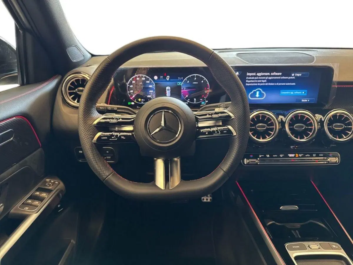 Mercedes-Benz GLB nuova a Bari (11)