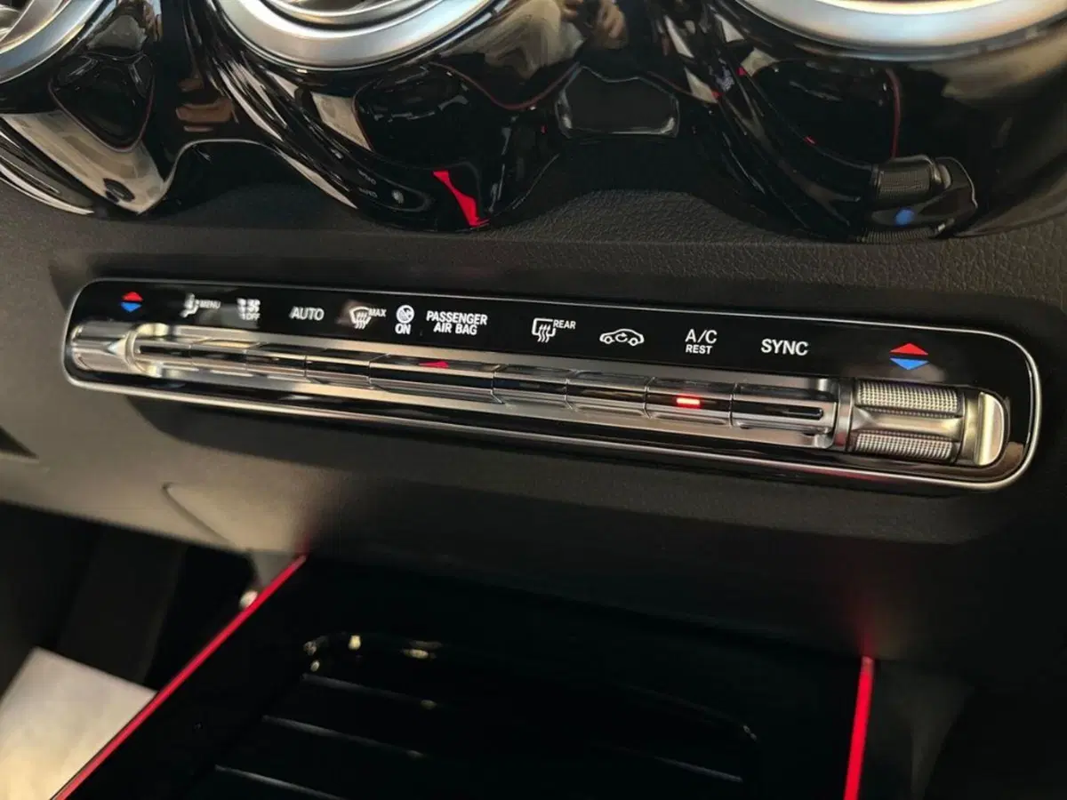 Mercedes-Benz GLB nuova a Bari (14)
