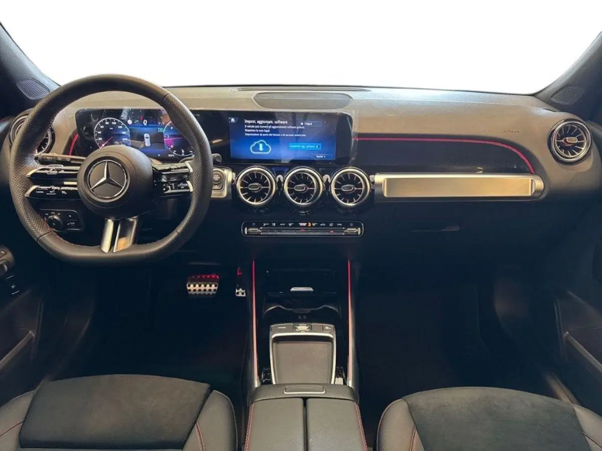 Mercedes-Benz GLB nuova a Bari (9)