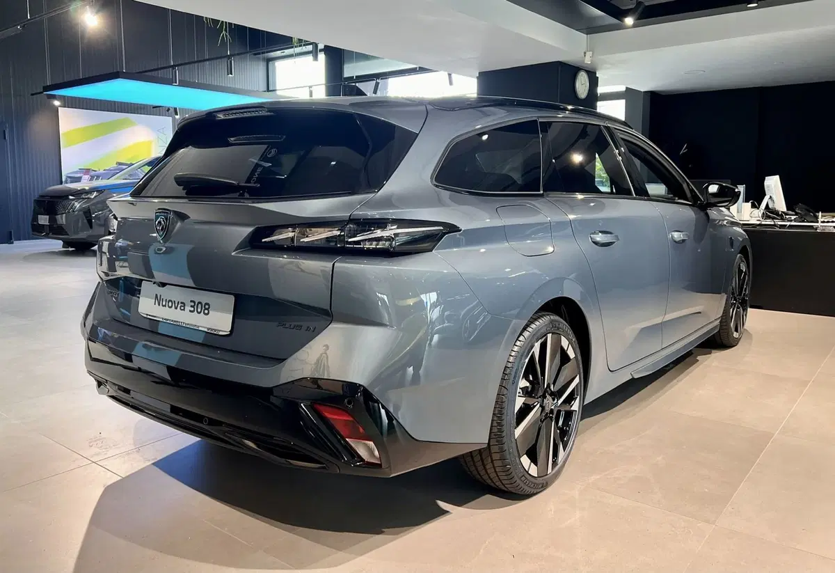 Peugeot 308 SW nuova a Bari (6)