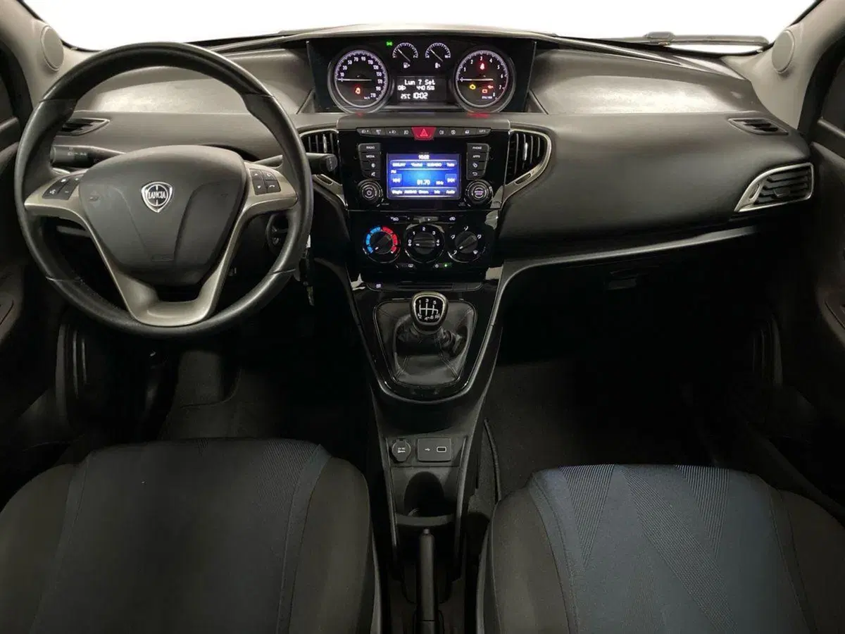 Lancia Ypsilon usata a Macerata (10)