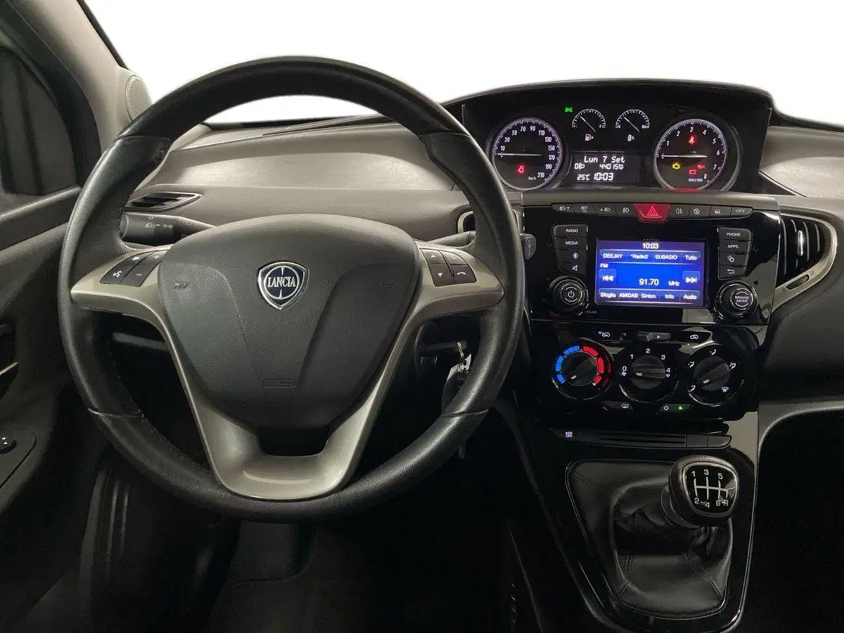 Lancia Ypsilon usata a Macerata (11)