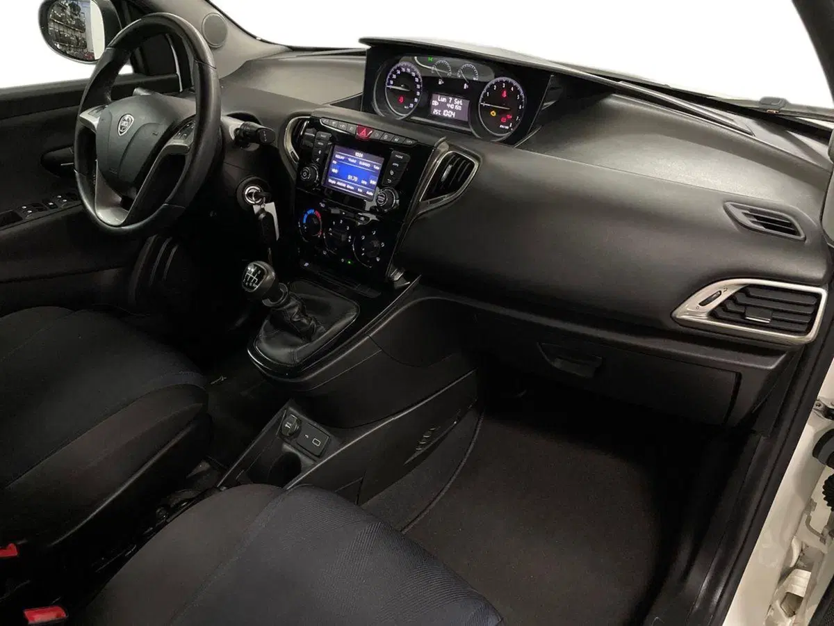 Lancia Ypsilon usata a Macerata (12)
