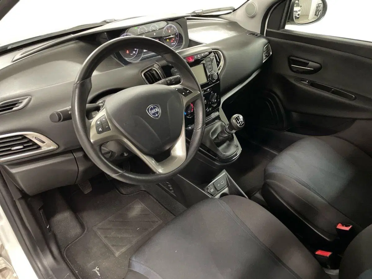 Lancia Ypsilon usata a Macerata (16)