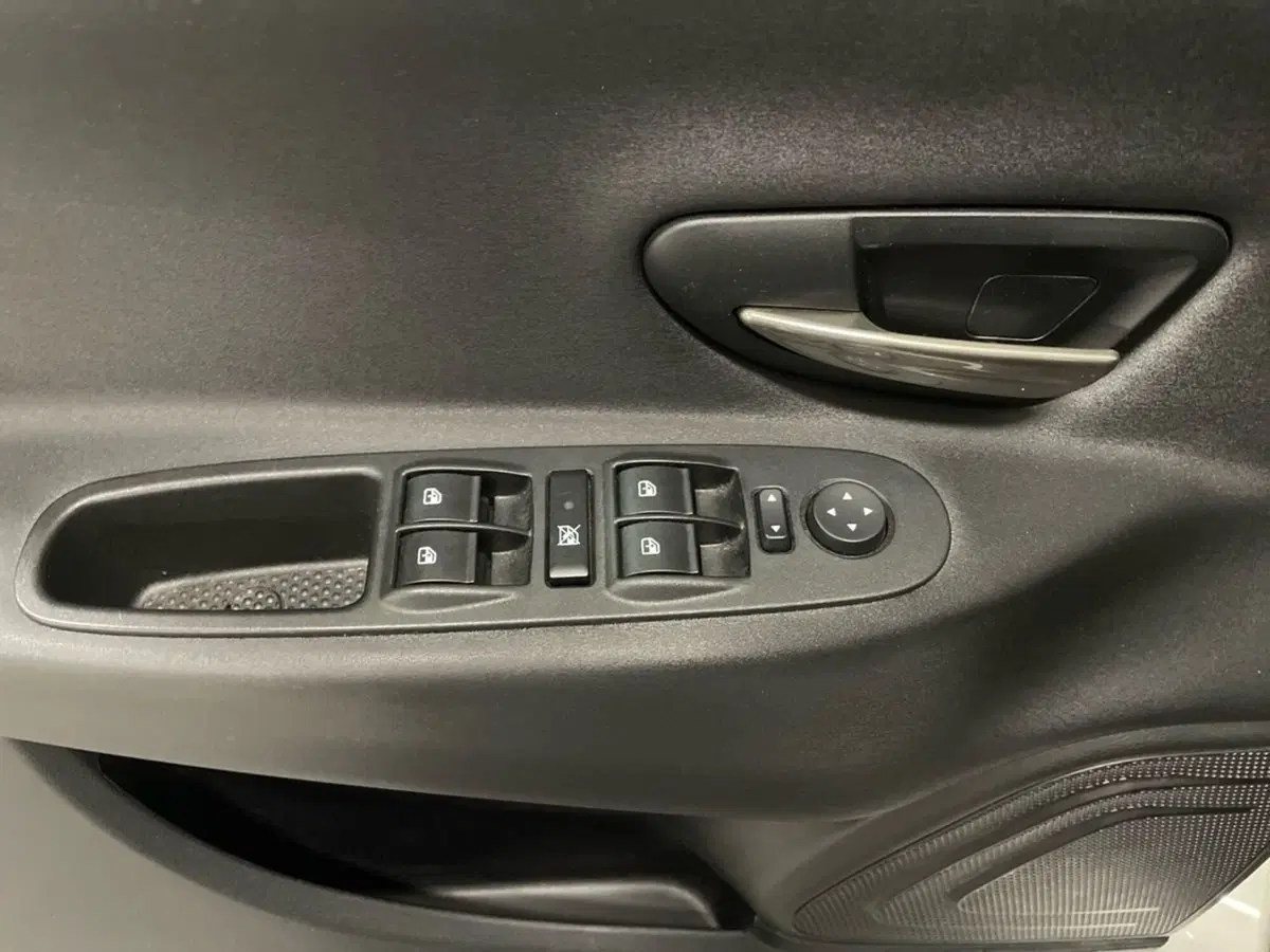Lancia Ypsilon usata a Macerata (17)