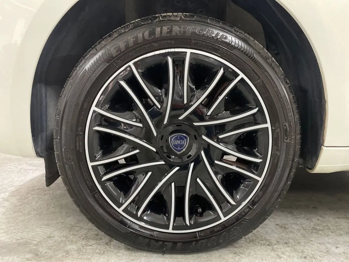 Lancia Ypsilon usata a Macerata (8)