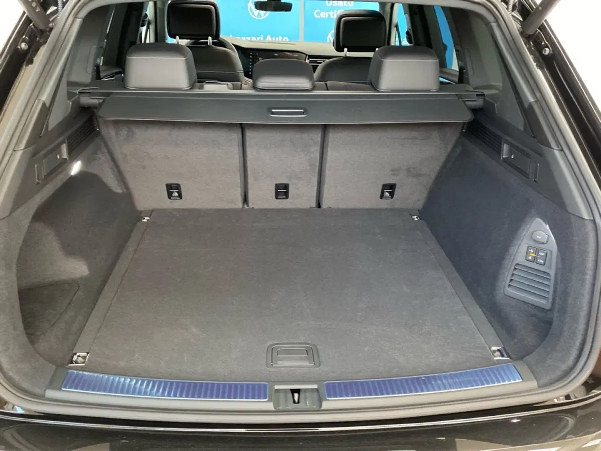 Volkswagen Touareg nuova a Lodi (12)