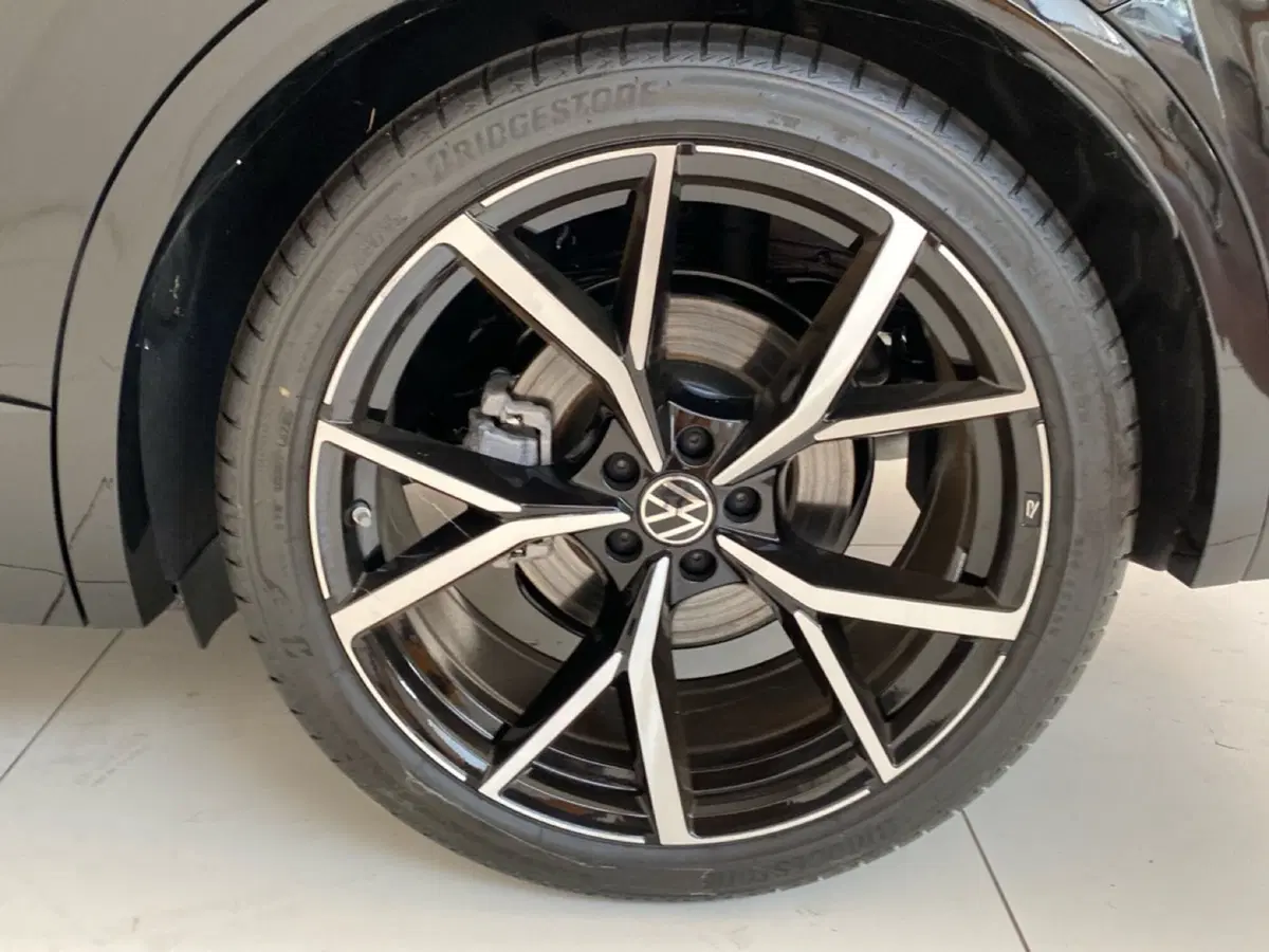 Volkswagen Touareg nuova a Lodi (14)