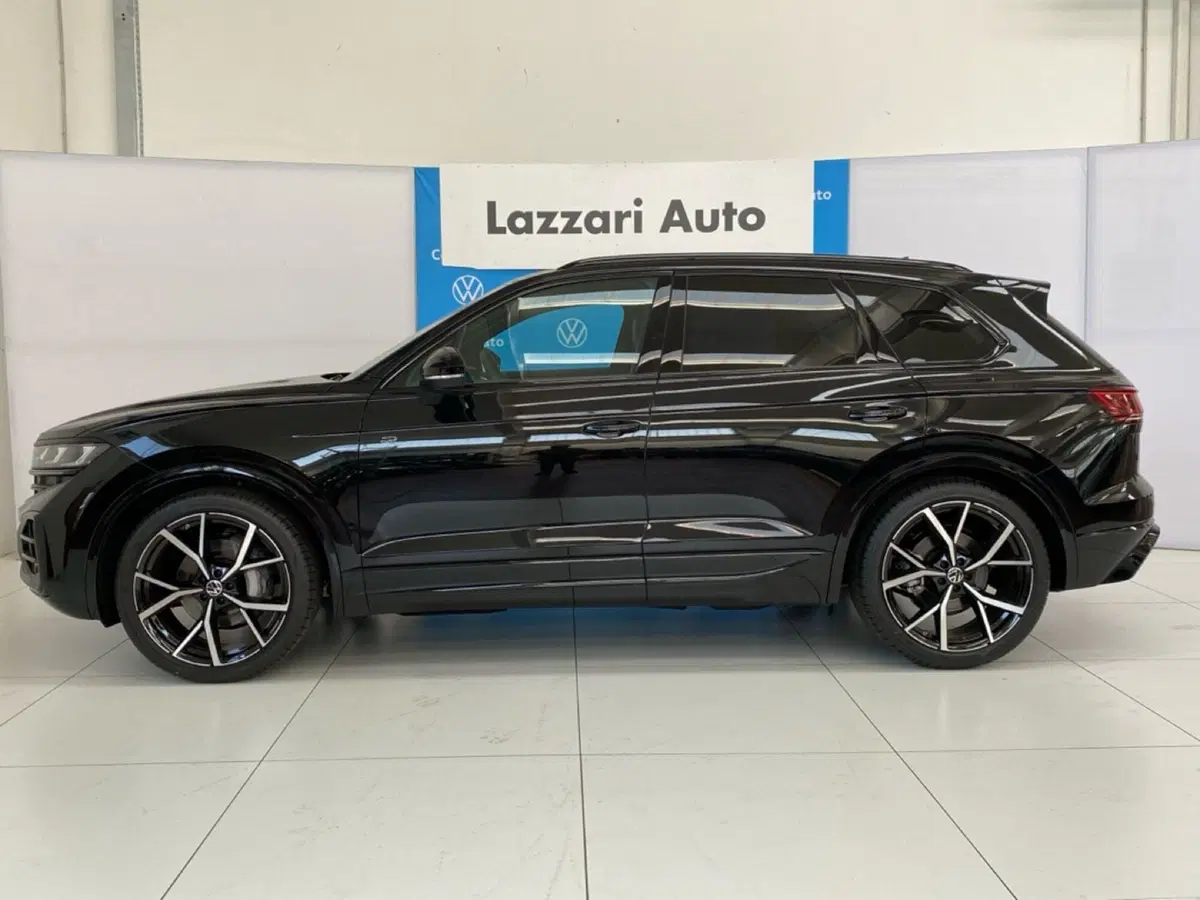 Volkswagen Touareg nuova a Lodi (2)