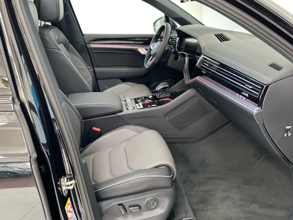 Volkswagen Touareg nuova a Lodi (6)