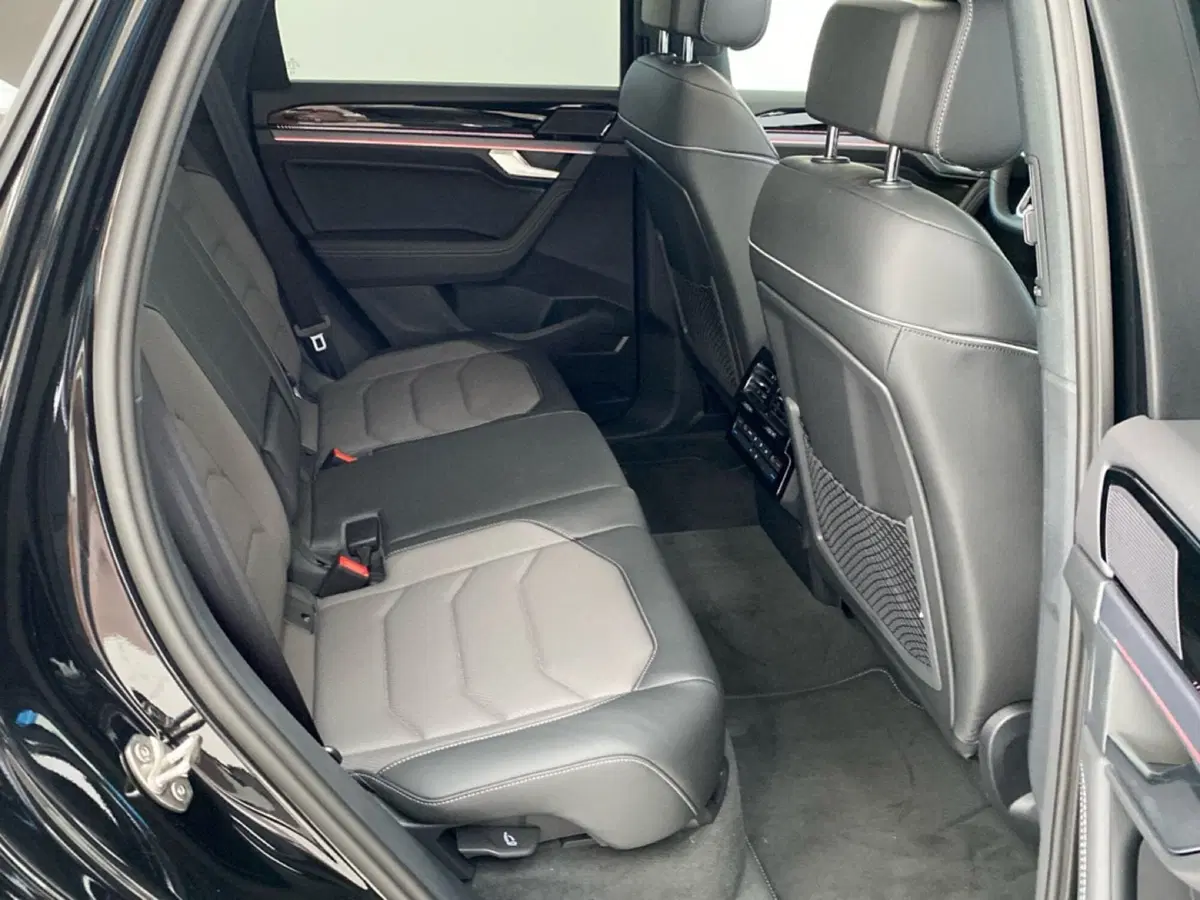 Volkswagen Touareg nuova a Lodi (8)