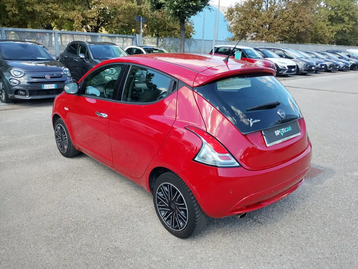 Lancia Ypsilon usata a Ravenna (2)