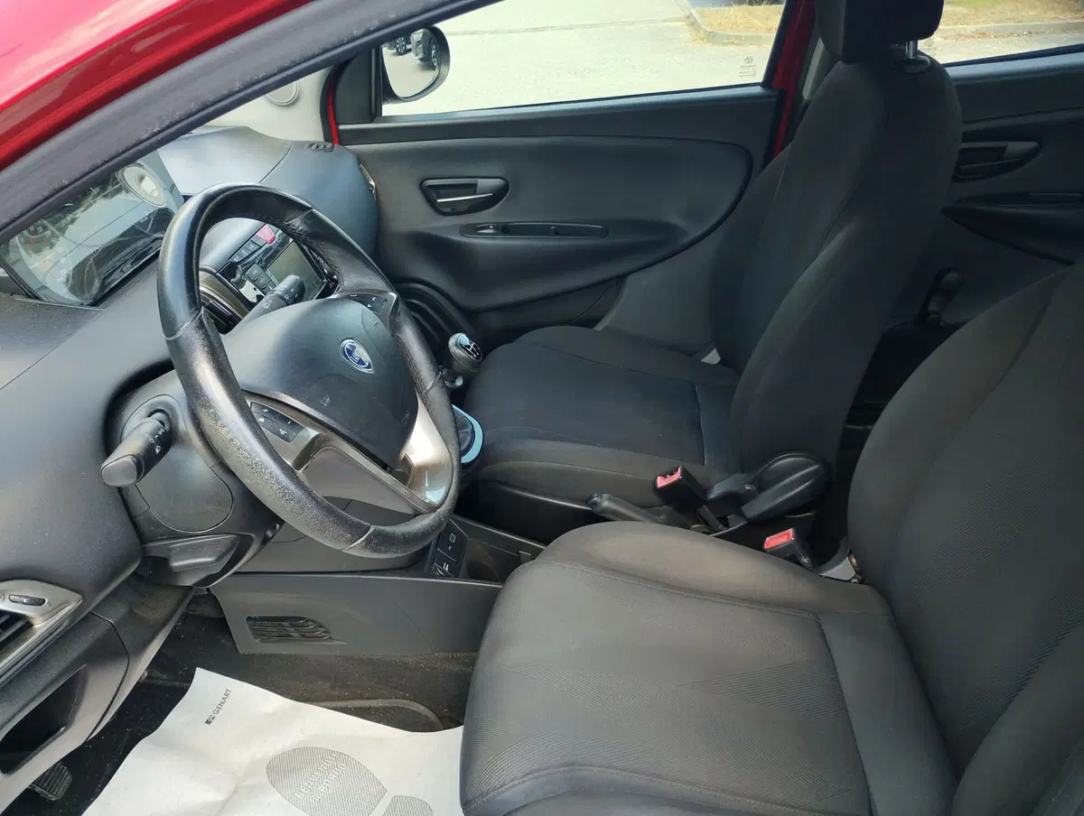 Lancia Ypsilon usata a Ravenna (3)