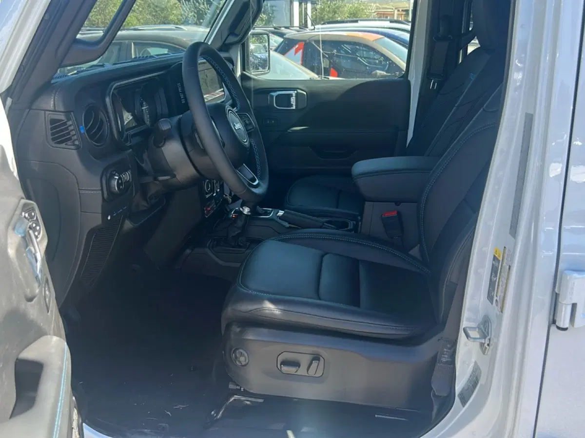 Jeep Wrangler Unlimited nuova a Roma (14)