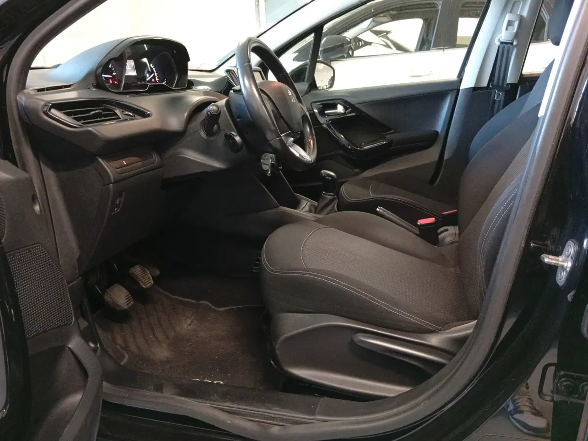 Peugeot 208 usata a Varese (9)