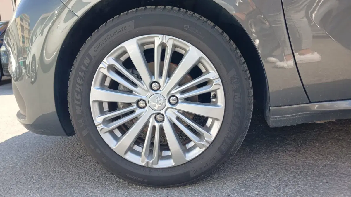 Peugeot 208 usata a Imperia (11)