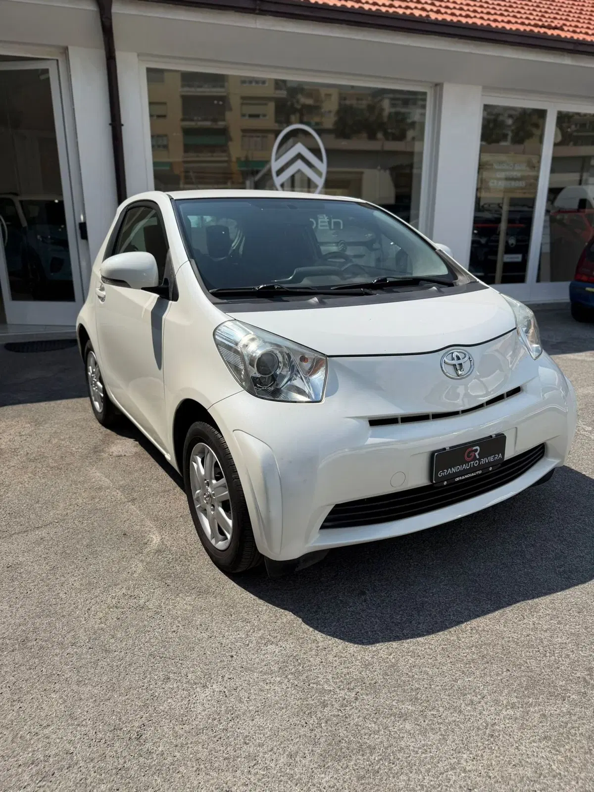 Toyota iQ usata a Imperia (3)