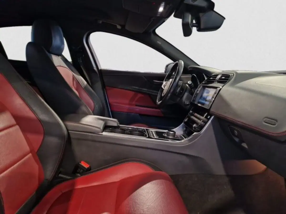 Jaguar XE usata a Livorno (10)