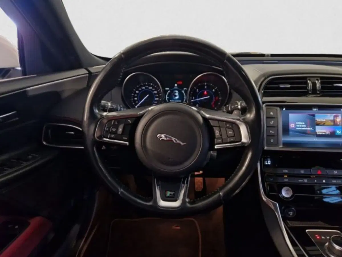 Jaguar XE usata a Livorno (12)