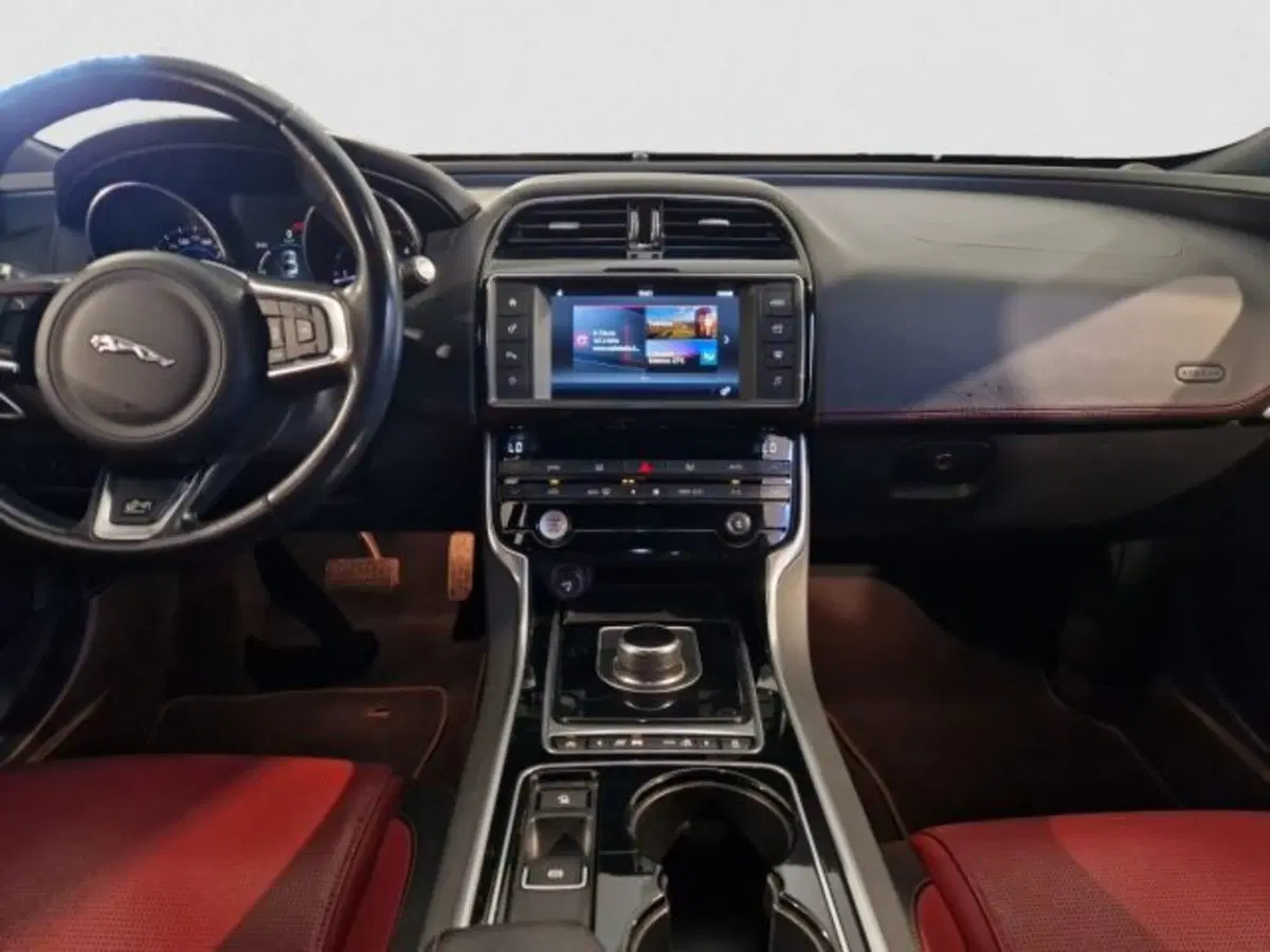 Jaguar XE usata a Livorno (13)