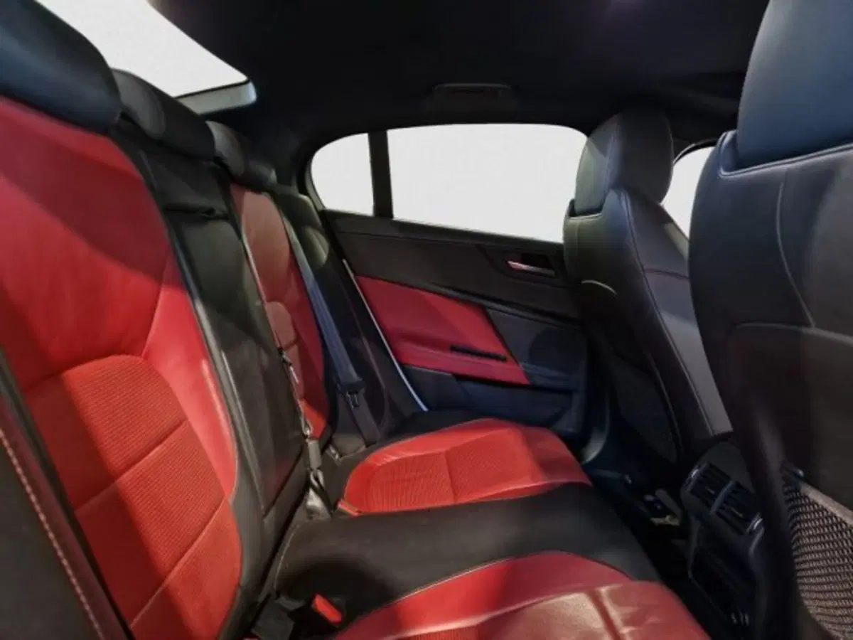 Jaguar XE usata a Livorno (14)